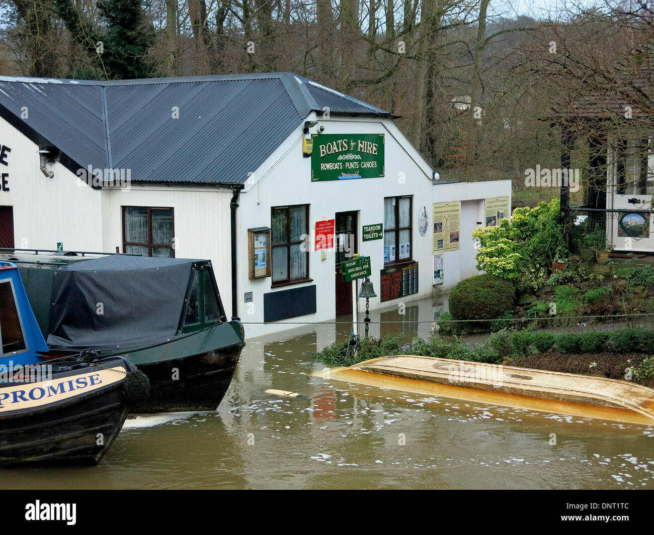 Godalming, Surrey, Regno Unito. Gen 5, 2014. Acque alluvionali continuano a palude Farncombe Boathouse a valle del blocco Catteshall in Godalming, Surrey. Pioggia torrenziale continua a riprodurre il caos nella zona con più di previsione come il prossimo Atlantic depressione spazza a. Credito: James jagger/Alamy Live News Foto Stock