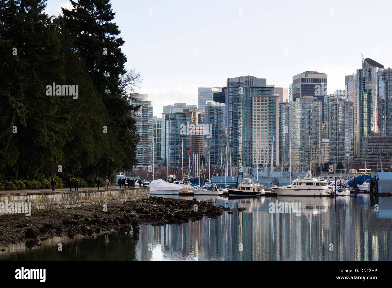 La gente camminare lungo seawall. Stanley Park & Coal Harbour, Vancouver, British Columbia, Canada. Foto Stock