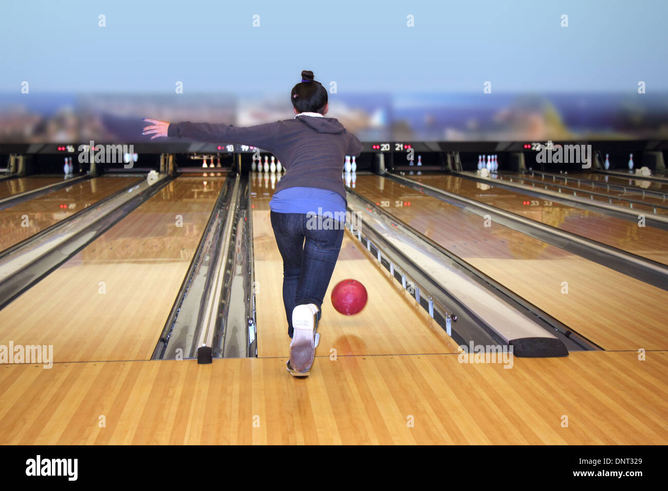 Ragazza giovane giocare a bowling Foto Stock