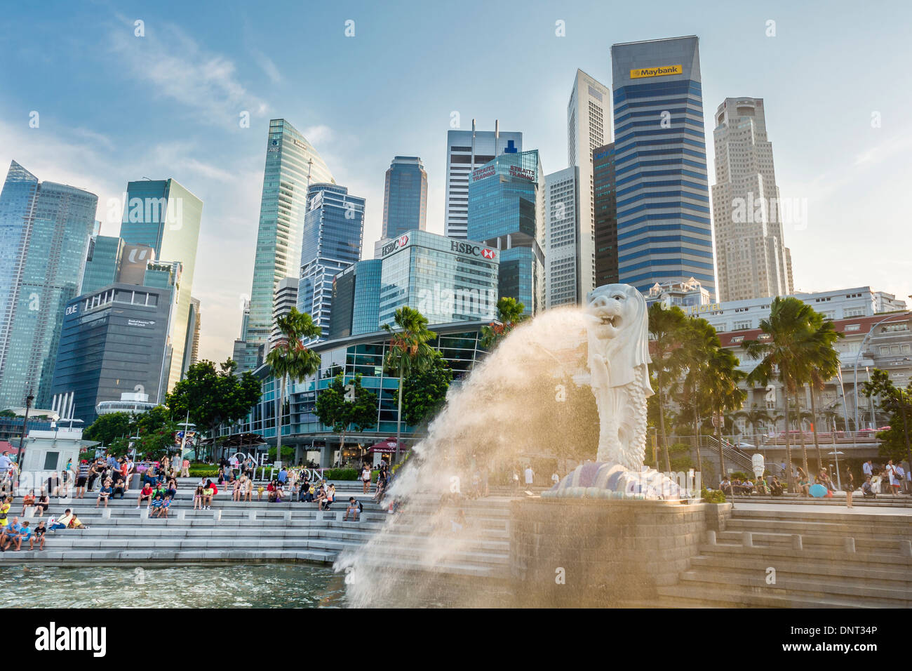 Edifici ad alta e il Merlion, Singapore Foto Stock