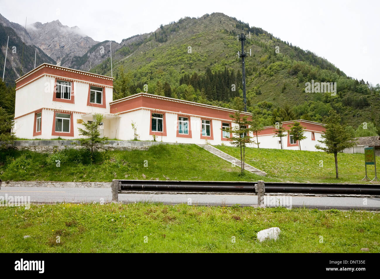 La Panda Jiuzhaigou centro nella valle di Jiuzhaigou natura cinese park, Sichuan, in Cina. Il centro svolge attività di ricerca sulla conservazione dei panda. (67) Foto Stock