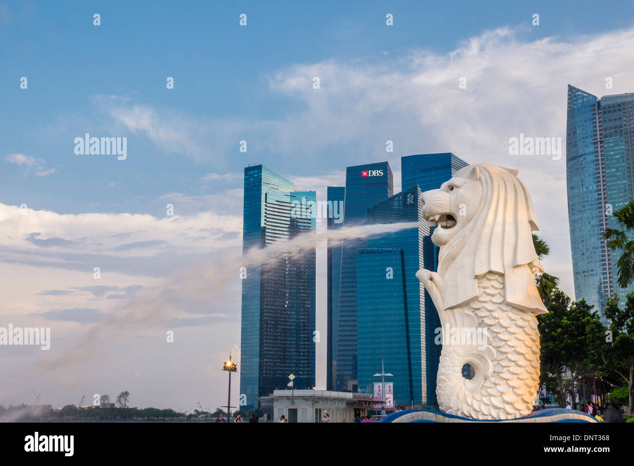 Edifici ad alta e il Merlion, Singapore Foto Stock