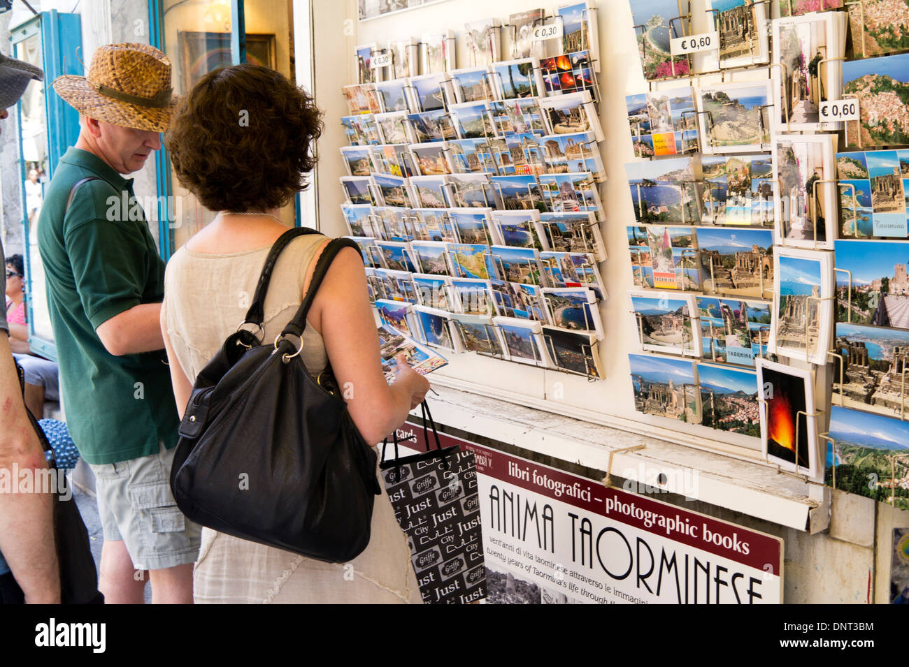 I turisti acquistare cartoline di Taormina, Sicilia Foto Stock