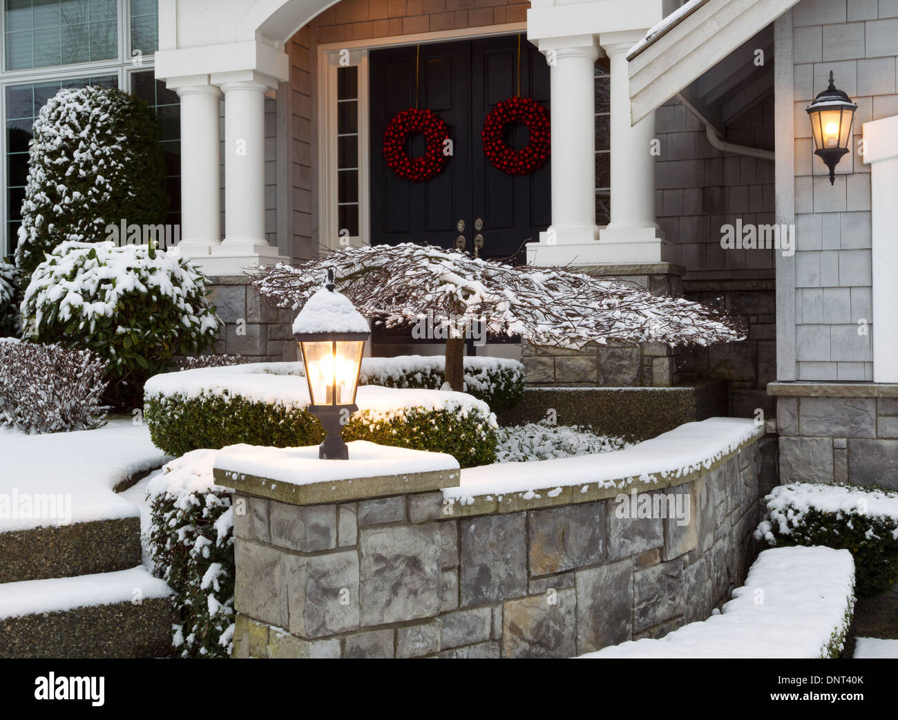 Primo piano della casa entrata durante le vacanze con neve fresca Foto Stock