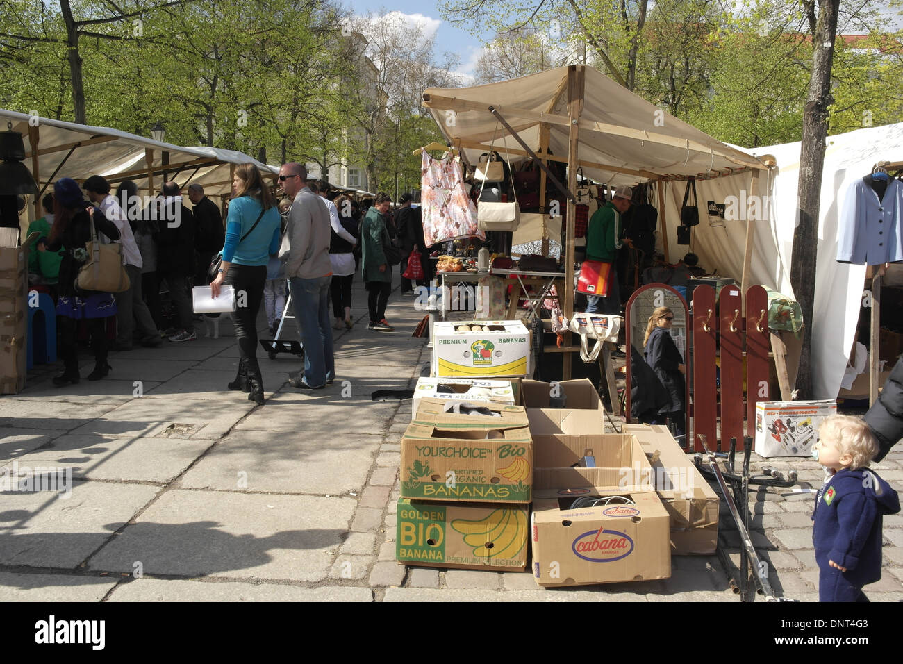 Sunny verdi alberi vista, people shopping, scatole di cartone da articoli per la casa in stallo, Arkonaplatz Mercato delle Pulci, Berlino Foto Stock