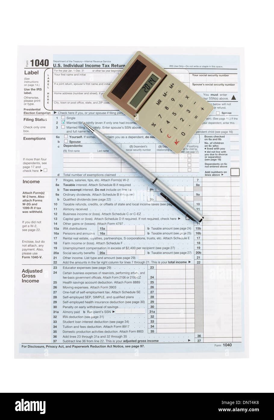 Foto verticale di Stati Uniti sotto forma di imposta 1040 per reddito individuale con la calcolatrice e penna isolato su bianco Foto Stock