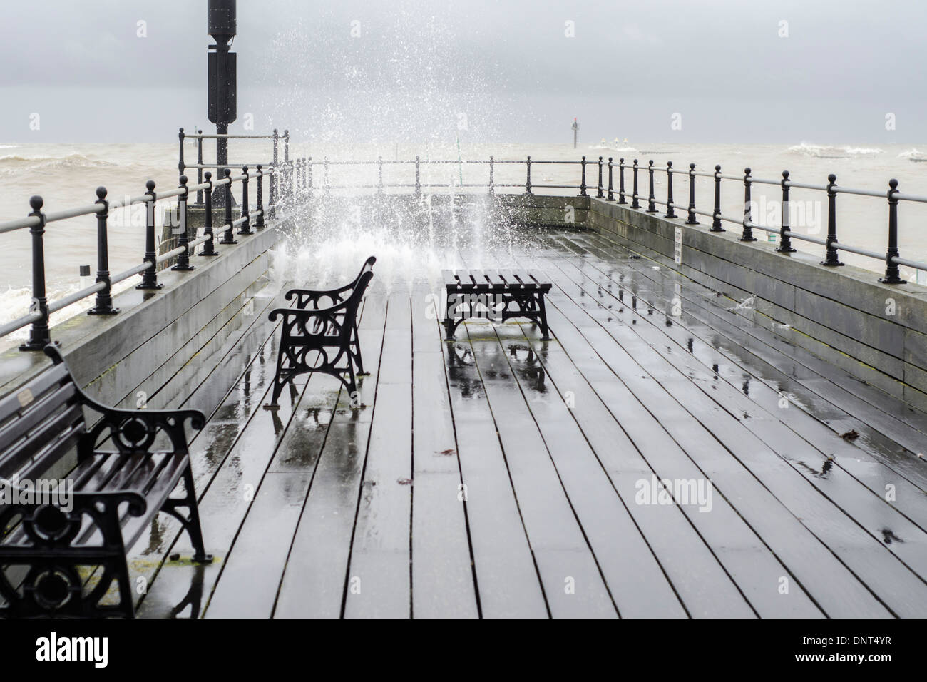 Littlehampton Pier a marea alta con mare mosso durante il mese di gennaio 2014 tempeste in Littlehampton, West Sussex, Sud Inghilterra, Regno Unito. Foto Stock