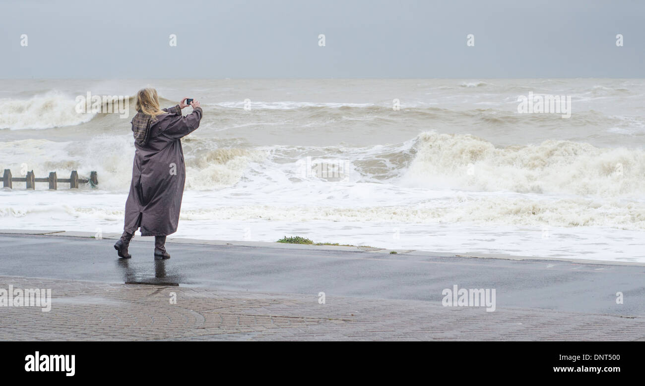 Fotografare il mare agitato durante il mese di gennaio 2014 tempeste in Littlehampton, West Sussex, in Inghilterra, Regno Unito. Foto Stock