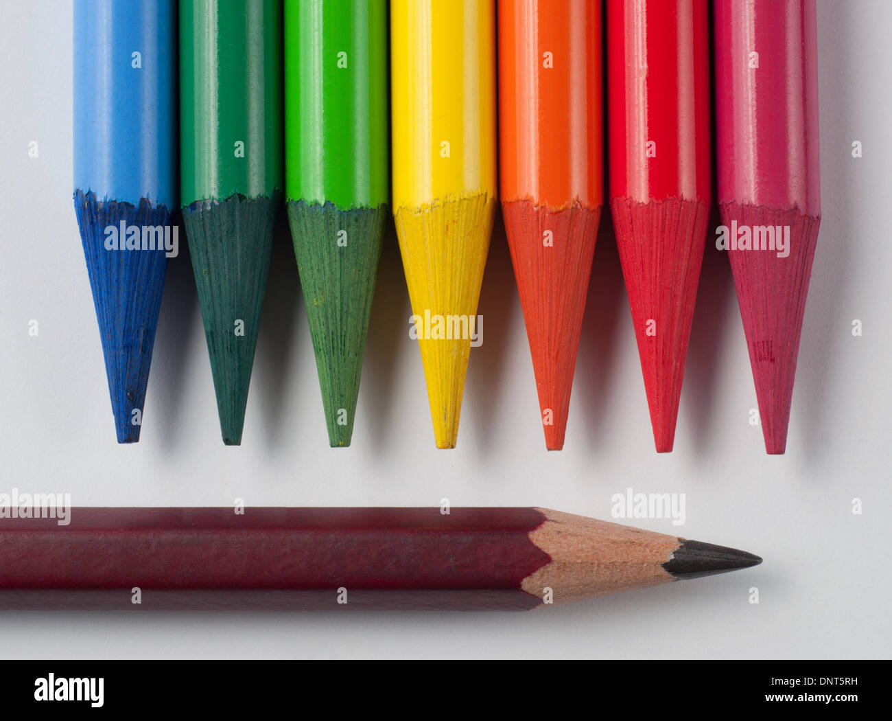 Un paio di matite colorate e una matita Foto Stock