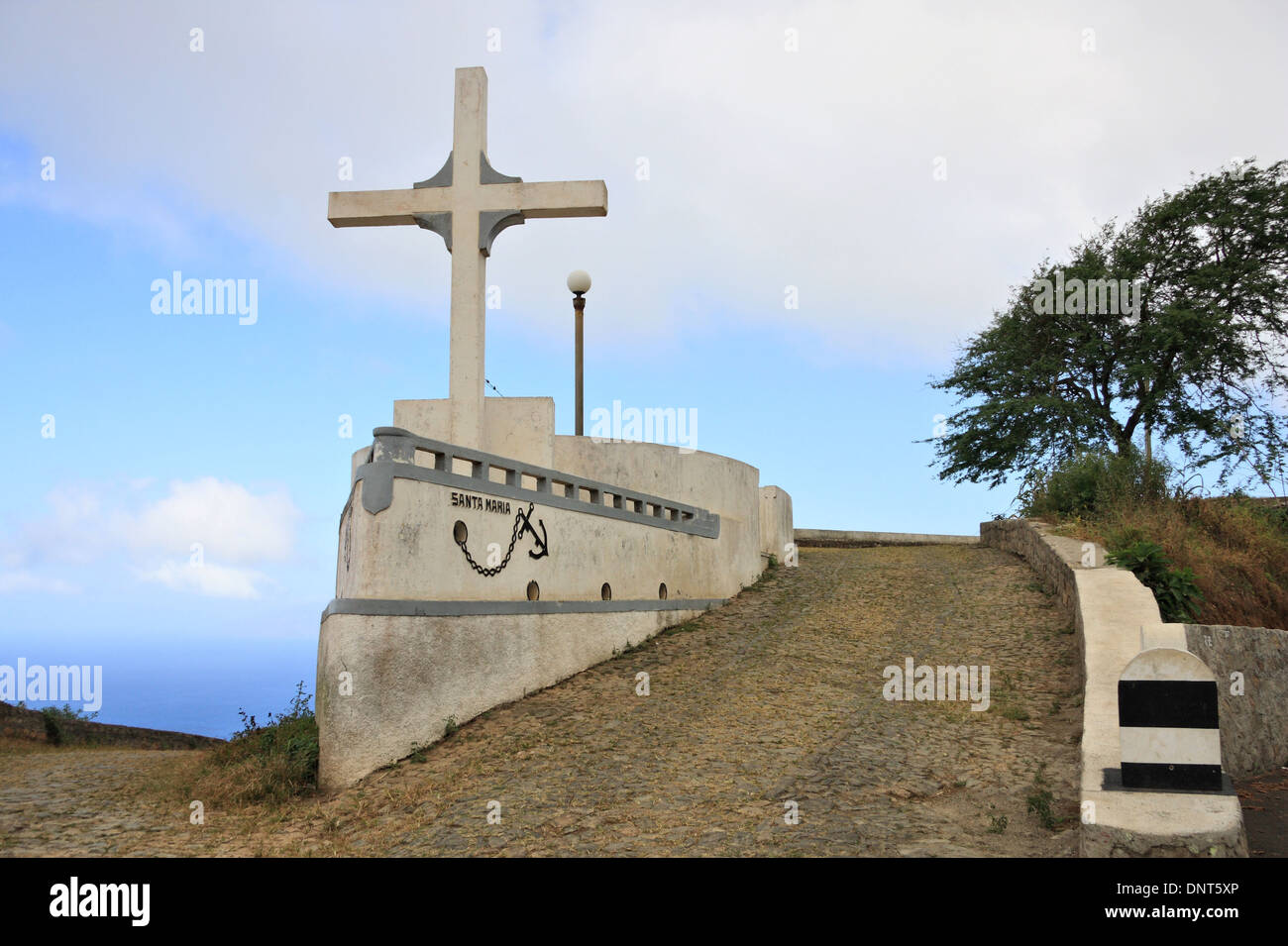 Un monumento e dal punto di vista conformata come una nave (Santa Maria) in Vila Nova Sintra sull isola di Brava nelle isole di Capo Verde. Foto Stock