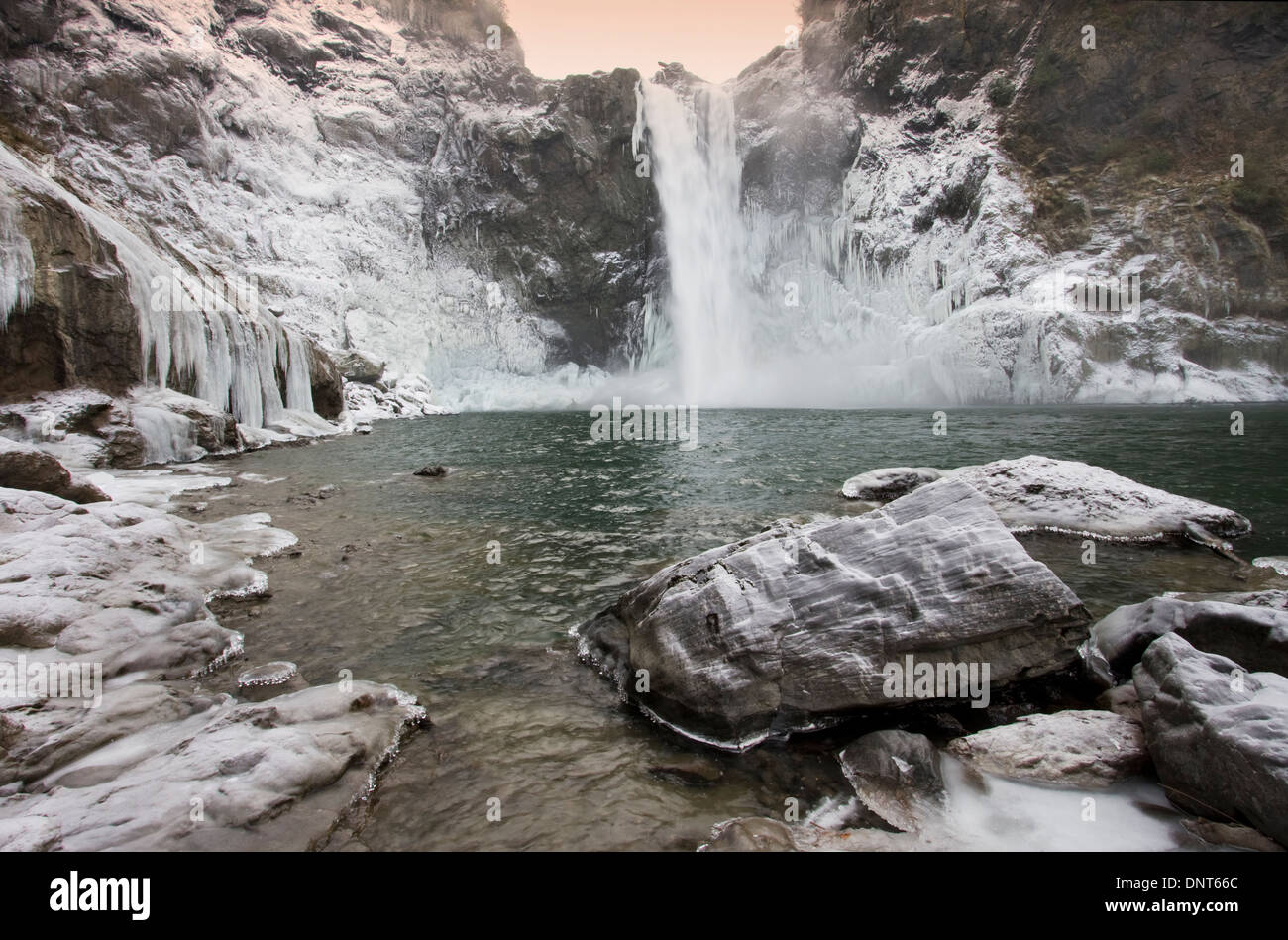 Snoqualmie cade in inverno con ghiaccio e neve aggrappate alle pareti del canyon, Snoqualmie, Washington. Foto Stock