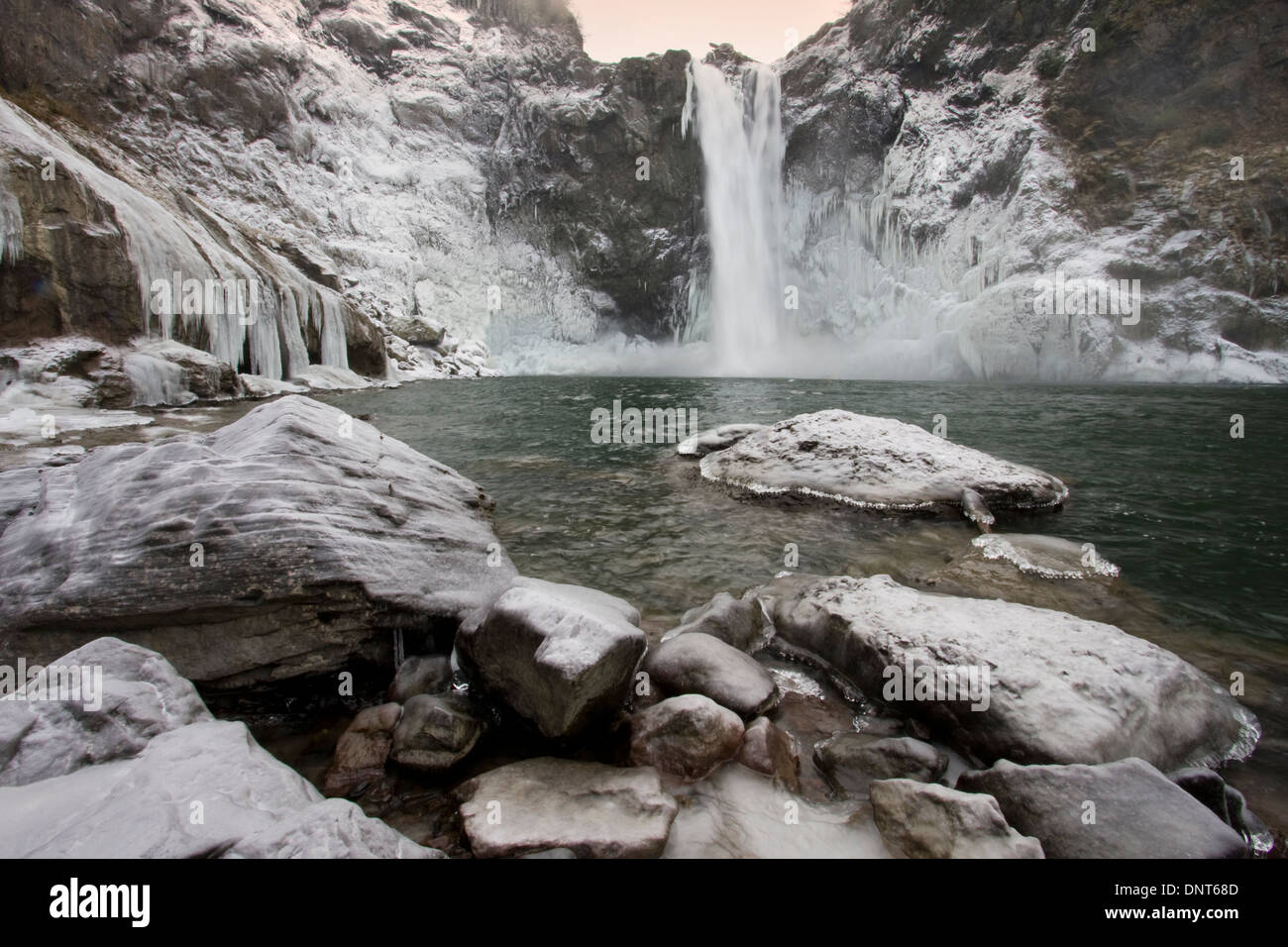 Snoqualmie cade in inverno con ghiaccio e neve aggrappate alle pareti del canyon, Snoqualmie, Washington. Foto Stock