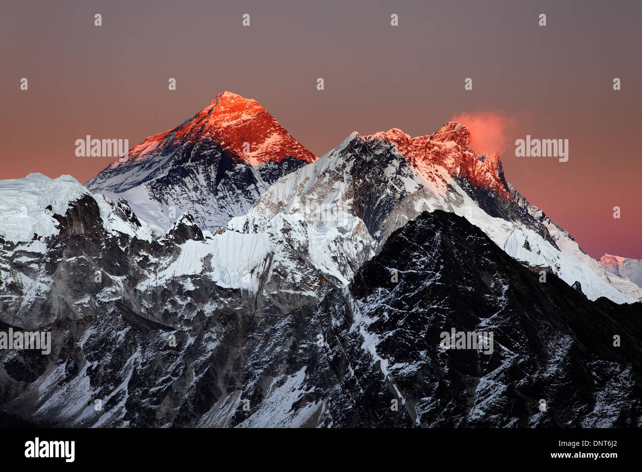 L'Everest, sul Nuptse e Lhotse visto al tramonto Da Gokyo Ri, Nepal Himalaya Foto Stock