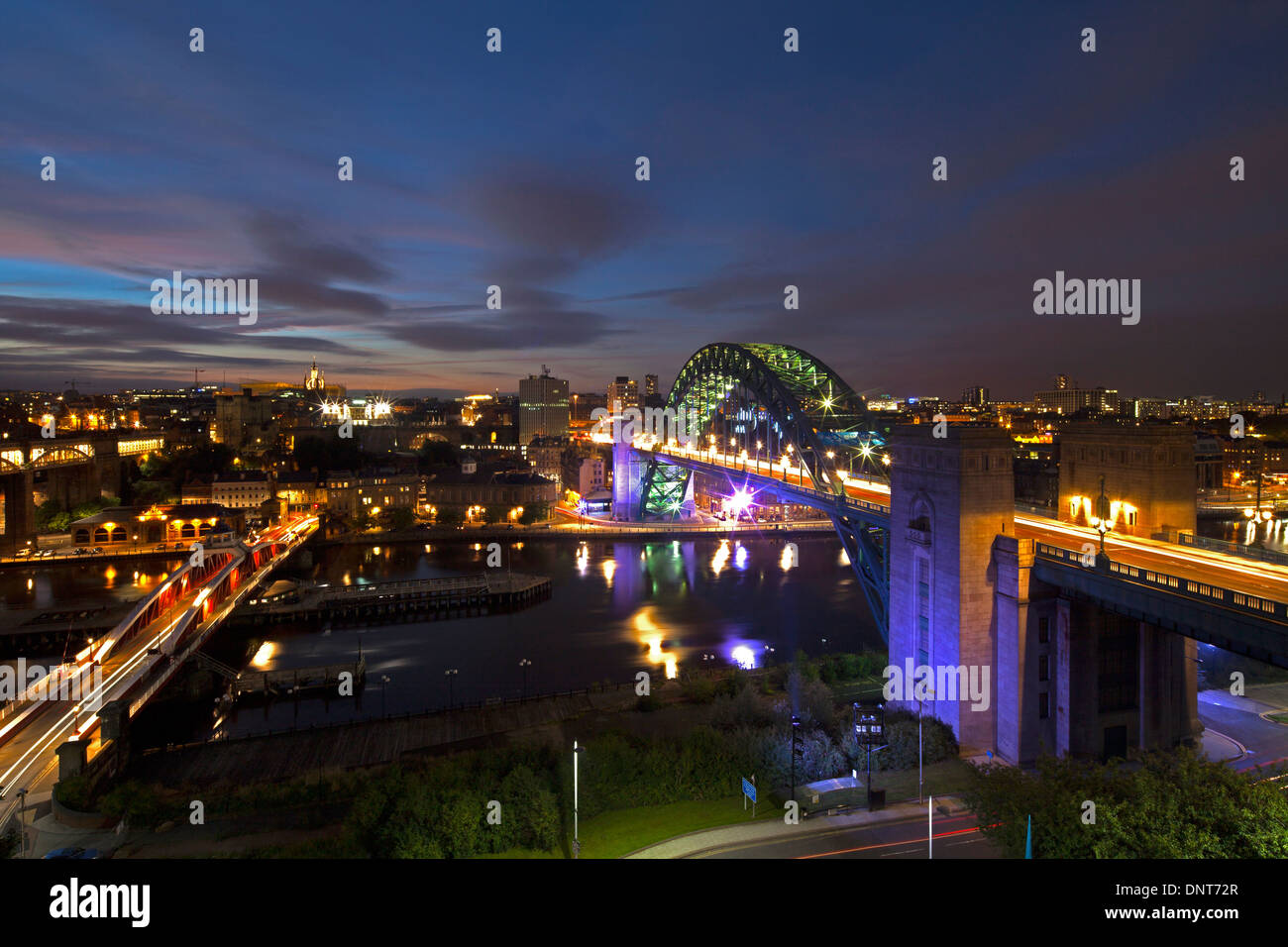 Una vista di Newcastle Quayside e il Tyne Bridge al tramonto visto da Gateshead Foto Stock