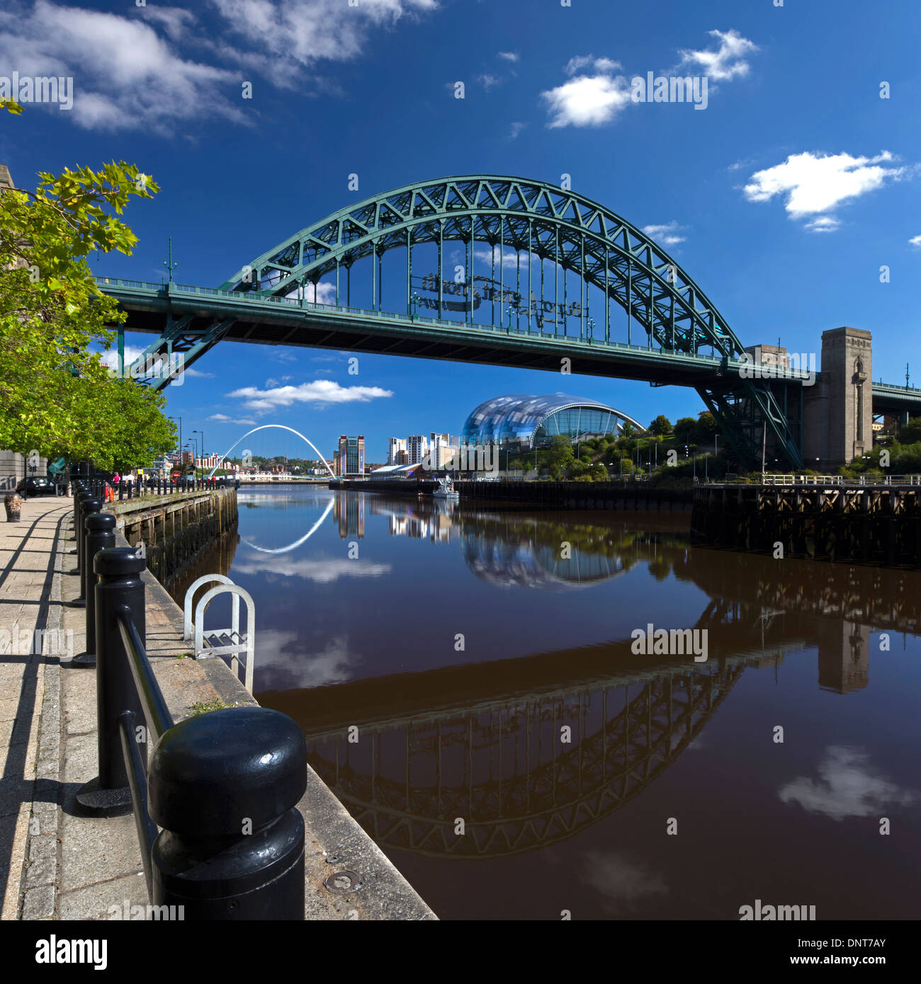 Una vista diurna del Tyne Bridge si riflette nel fiume Tyne come visto da Newcastle Quayside Foto Stock