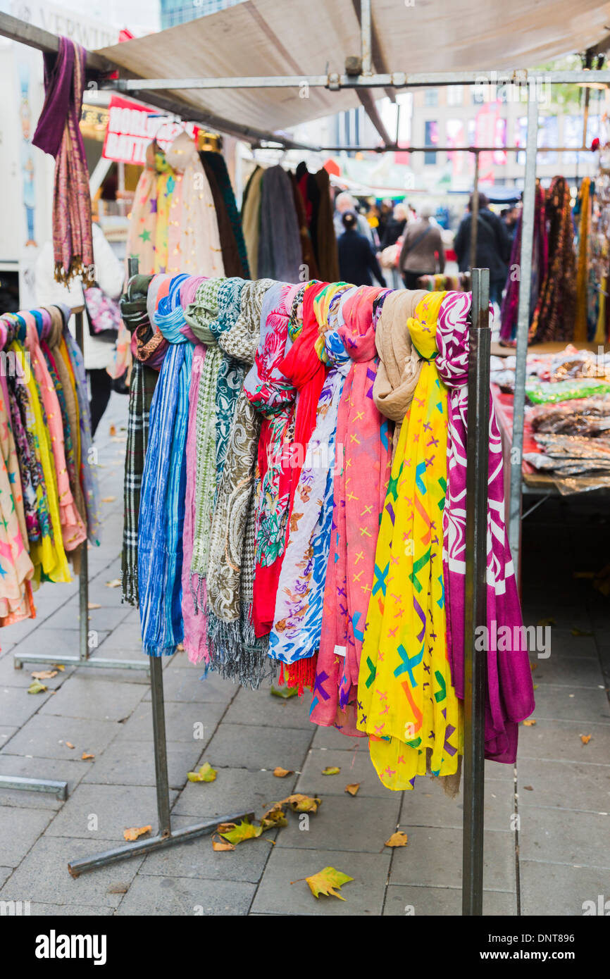 Sciarpe, scialli e pashminas per la vendita nel mercato in stallo Utrecht - Olanda Foto Stock