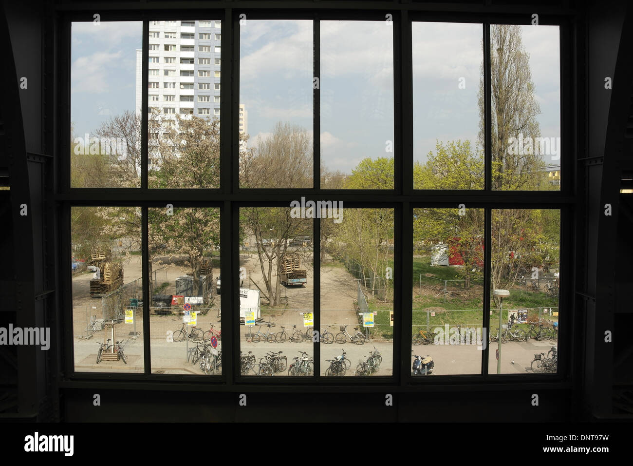 Sunny View Ostbahnhof (la Stazione Ferroviaria Est) finestra per biciclette, alberi, Antikmarkt motivi, Erich Steinfurth Strasse, Berlino Foto Stock