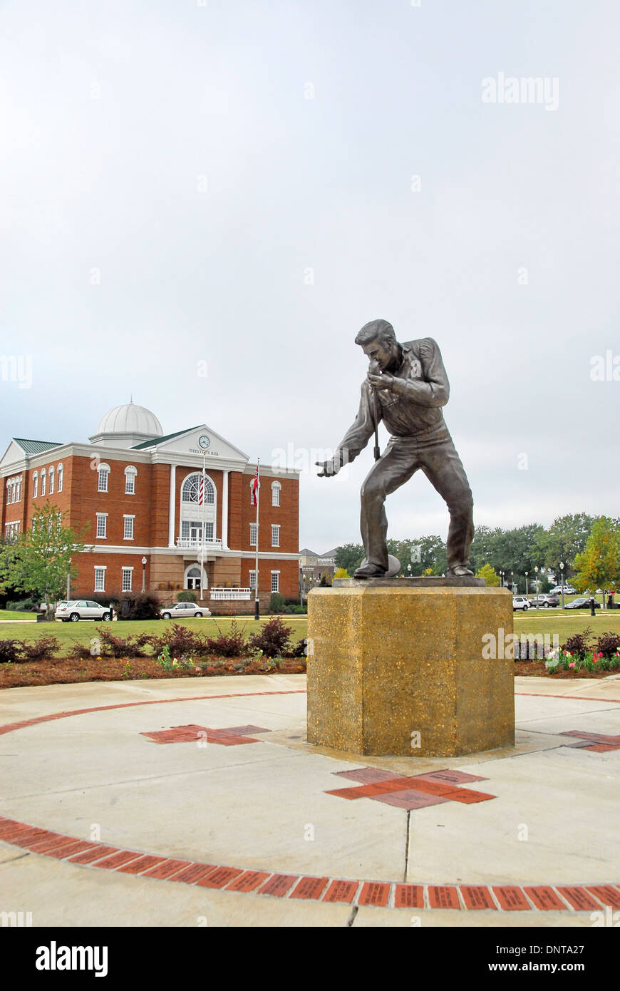 Statua di Elvis Presley al suo rientro in patria in concerto a 1956 in Tupelo, Mississippi, la casa di Elvis Presley per i suoi primi 13 anni Foto Stock