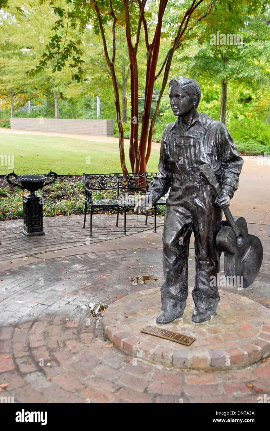 Statua di Elvis Presley come un ragazzo con la sua prima chitarra in Tupelo, Mississippi, la casa di Elvis Presley per i suoi primi 13 anni Foto Stock
