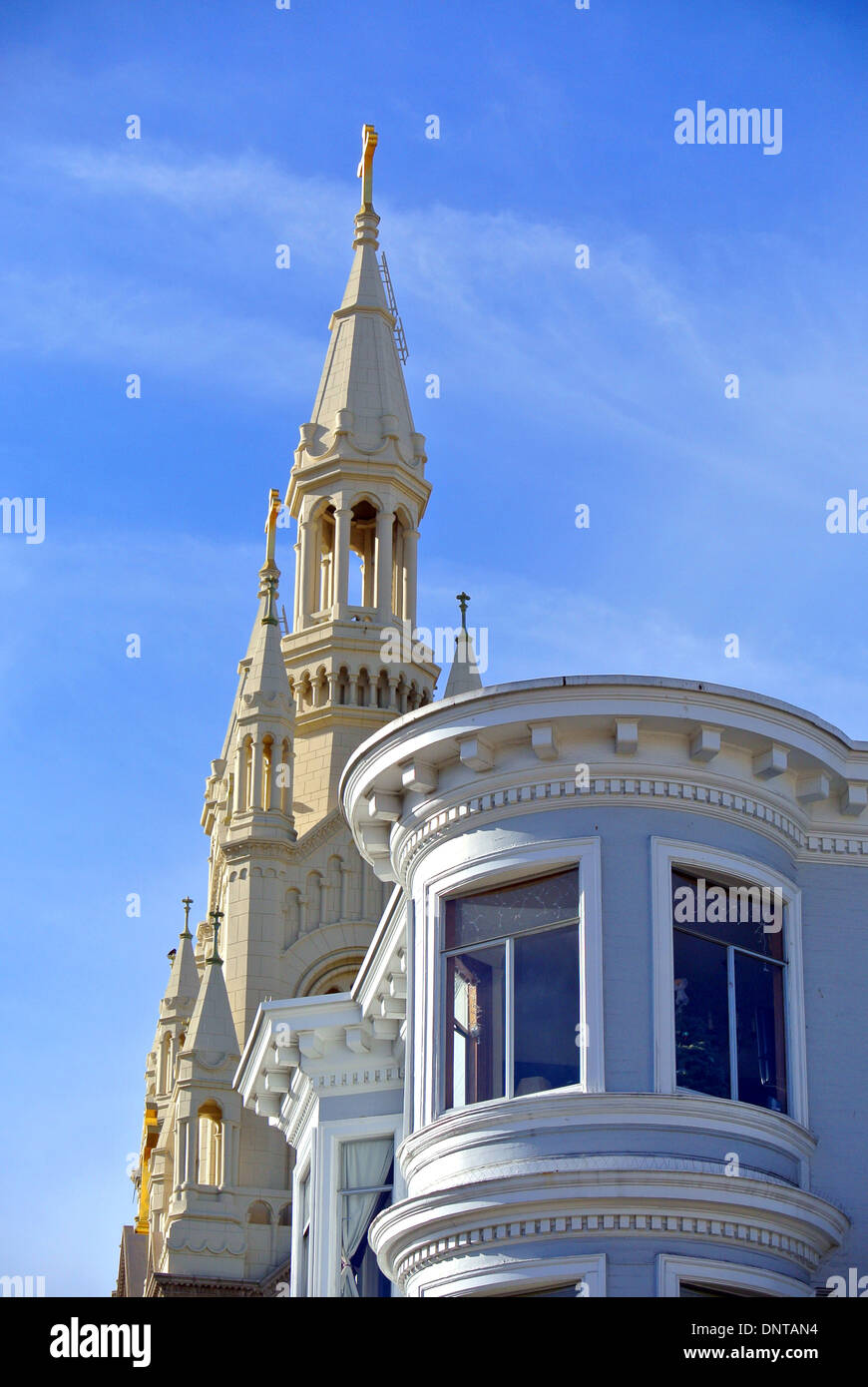 Vista dei santi Pietro e Paolo chiesa cattolica guglie e torretta in stile vittoriano Foto Stock