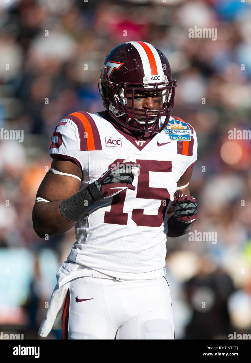 Dic. 31, 2013 - El Paso, TX, Stati Uniti d'America - 31 dicembre 2013 El Paso, TX...Virginia Tech running back (15) Joel Caleb cerca il gioco chiamata durante la UCLA vs Virginia Tech gioco di calcio. La UCLA Bruins sconfitto il Virginia Tech Hokies 42-12 Martedì, Dicembre 31, 2013 in Hyundai Sun Bowl a El Paso, TX. (Obbligatorio Credito: Juan Lainez / MarinMedia.org / Cal Sport Media) (completare il fotografo e il credito richiesto) Foto Stock