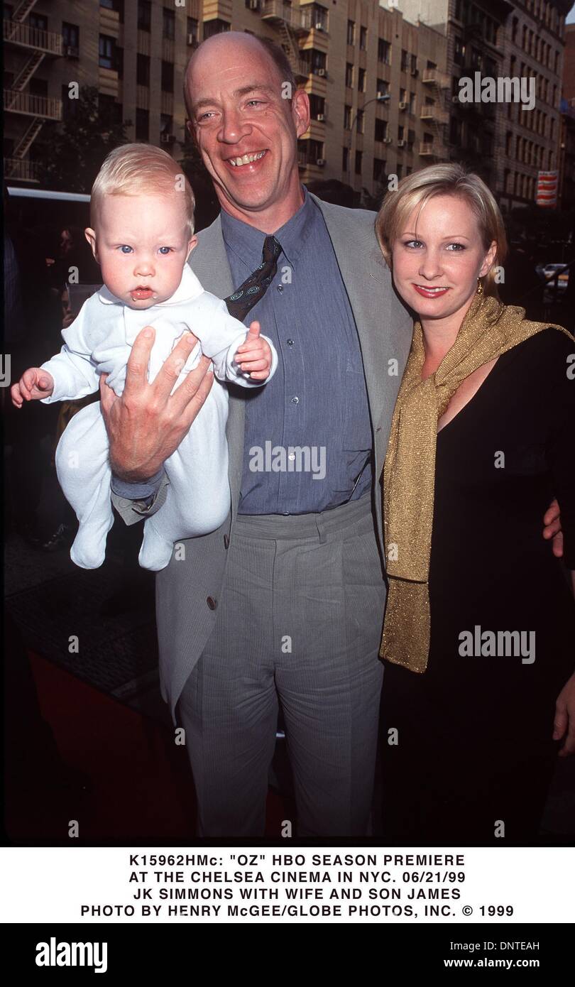 Giugno 21, 1999 - K15962HMc 21/06/99.''OZ'' STAGIONE HBO PREMIEERE.AL CHELSEA CINEMA IN NYC..JK SIMMONS CON LA MOGLIE E il figlio Giacomo. HENRY McGEE/ 1999(Credit Immagine: © Globo foto/ZUMAPRESS.com) Foto Stock
