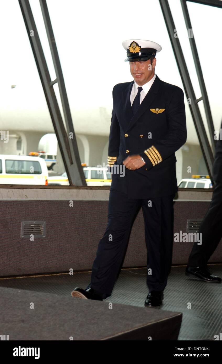 Agosto 28, 2002 - K25984AR SPIRITO DI AMICIZIA GLOBAL TOUR si ferma all'aeroporto JFK di New York, 28/08/02. ANDREA RENAULT/ 2002..John Travolta(Immagine di credito: © Globo foto/ZUMAPRESS.com) Foto Stock