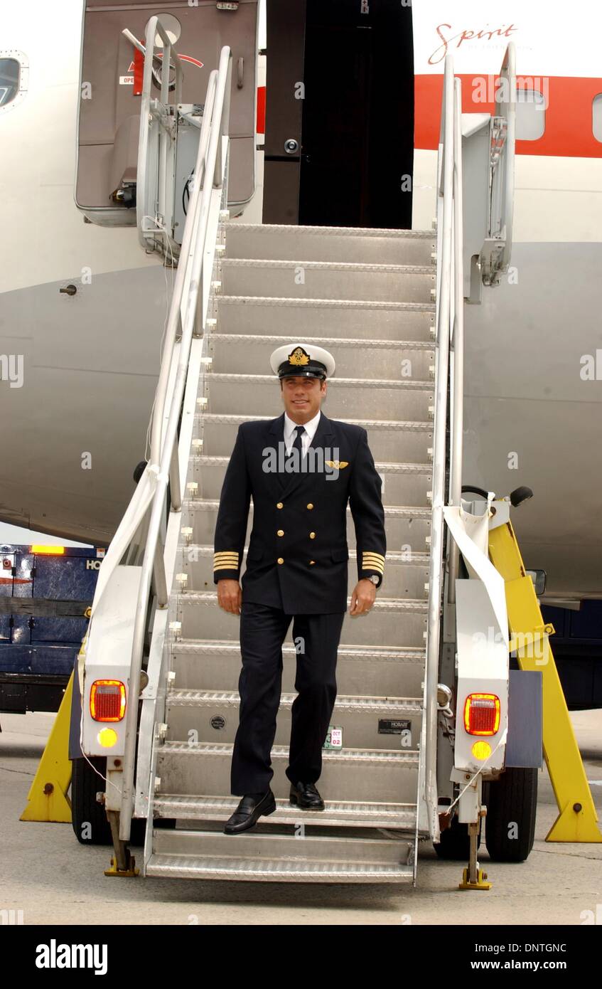 Agosto 28, 2002 - K25984AR SPIRITO DI AMICIZIA GLOBAL TOUR si ferma all'aeroporto JFK di New York, 28/08/02. ANDREA RENAULT/ 2002..John Travolta(Immagine di credito: © Globo foto/ZUMAPRESS.com) Foto Stock