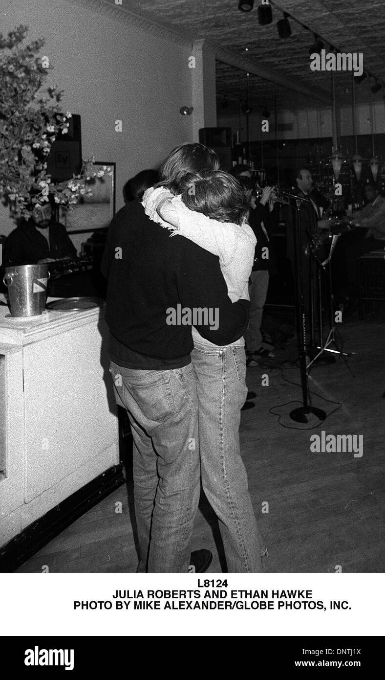 Apr. 18, 2001 - L8124.Julia Roberts e ETHAN HAWKE. MIKE ALEXANDER/(enti Immagine: © Globo foto/ZUMAPRESS.com) Foto Stock