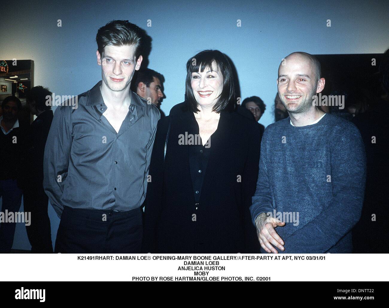 Mar 31, 2001 - K21491RHART: DAMIAN LOEB APERTURA-Mary Boone Gallery/dopo-party presso APT, NYC 03/31/01.DAMIAN LOEB.Anjelica Huston.MOBY. ROSE HARTMAN/ 2001(Credit Immagine: © Globo foto/ZUMAPRESS.com) Foto Stock