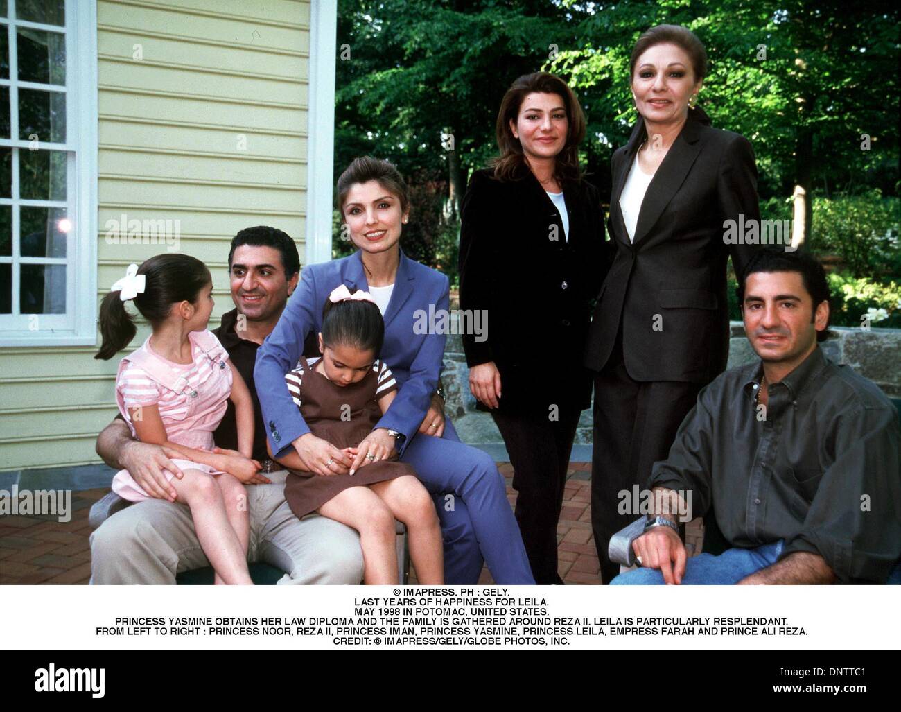 Giugno 18, 2001 - Â© IMAPRESS. PH : GELY..Negli ultimi anni di felicità per LEILA..MAGGIO 1998 IN Potomac, Stati Uniti..PRINCESS YASMINE OTTIENE IL SUO DIPLOMA DI LEGGE E la famiglia è riunita intorno a REZA II. LEILA è particolarmente RESPLENDANT..DA SINISTRA A DESTRA : Princess Noor, REZA II, principessa IMAN, PRINCESS YASMINE, principessa Leila, imperatrice FARAH E IL PRINCIPE ALI REZA..Credit: Â© IMAPRESS/GELY/ Foto Stock