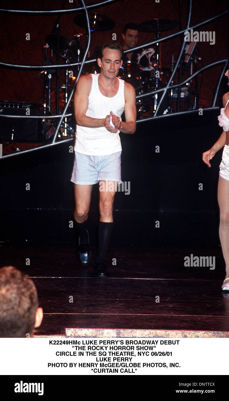 Giugno 27, 2001 - K22249HMc LUKE PERRY'S BROADWAY DEBUTTO.''The Rocky Horror Show''.CERCHIO NEL SQ THEATRE, NYC 26/06/01.LUKE PERRY. HENRY McGEE/ Curtain Call*(Immagine di credito: © Globo foto/ZUMAPRESS.com) Foto Stock