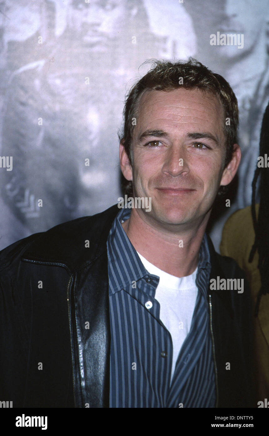 Febbraio 21, 2002 - K24175signor: SHOWTIME ''Geremia '' PREMIERE.DGA, LA, CA 02/20/2002. LUKE Perry. Milano RYBA/ 2002(Credit Immagine: © Globo foto/ZUMAPRESS.com) Foto Stock