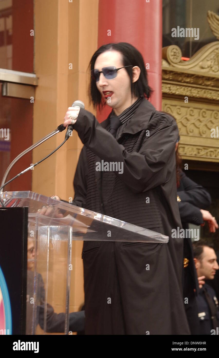 Apr. 12, 2002 - K24695AG: Ozzy Osbourne WALK OF FAME .Hollywood Walk of Fame, Hollywood, CA 04/12/2002. AMY GRAVES/ 2002..Marilyn Manson(Immagine di credito: © Globo foto/ZUMAPRESS.com) Foto Stock