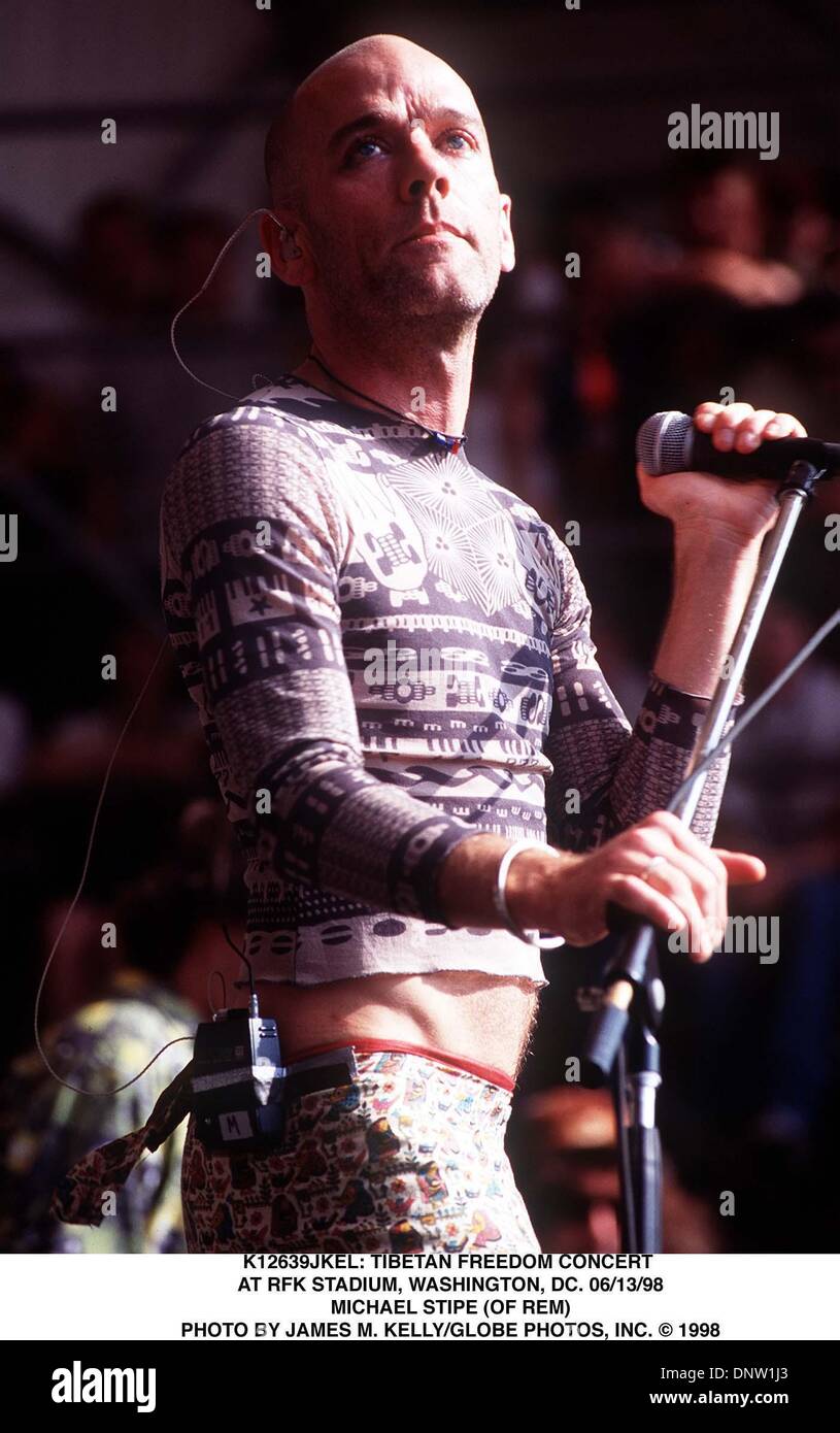 Giugno 13, 1999 - K12639JKEL 13/06/99.La libertà del Tibet concerto.A RFK Stadium di Washington, DC..Michael Stipe (REM). JAMES M. KELLY/ 1999(Credit Immagine: © Globo foto/ZUMAPRESS.com) Foto Stock