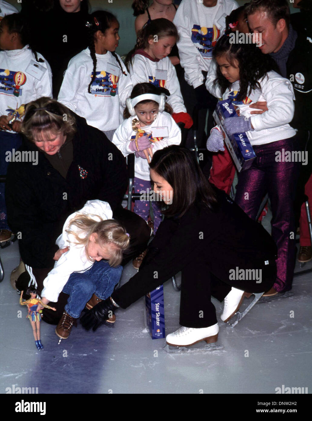 Nov. 20, 2001 - K23448signor: Michelle Kwan PATTINAGGIO SUL GHIACCIO clinica per bambini .HEALTHSOUTH TRAINING CENTER, LA CA 11/19/2001.Michelle Kwan e studenti. Milano RYBA/ 2001..Prima di voce off a SALT LAKE CITY PER LE OLIMPIADI INVERNALI, Michelle Kwan ospita una pista di pattinaggio sul ghiaccio clinica per i bambini dei bambini del miracolo RETE DAL LOS ANGELES ospedale per bambini. ''Classe''si è tenuto presso il Foto Stock