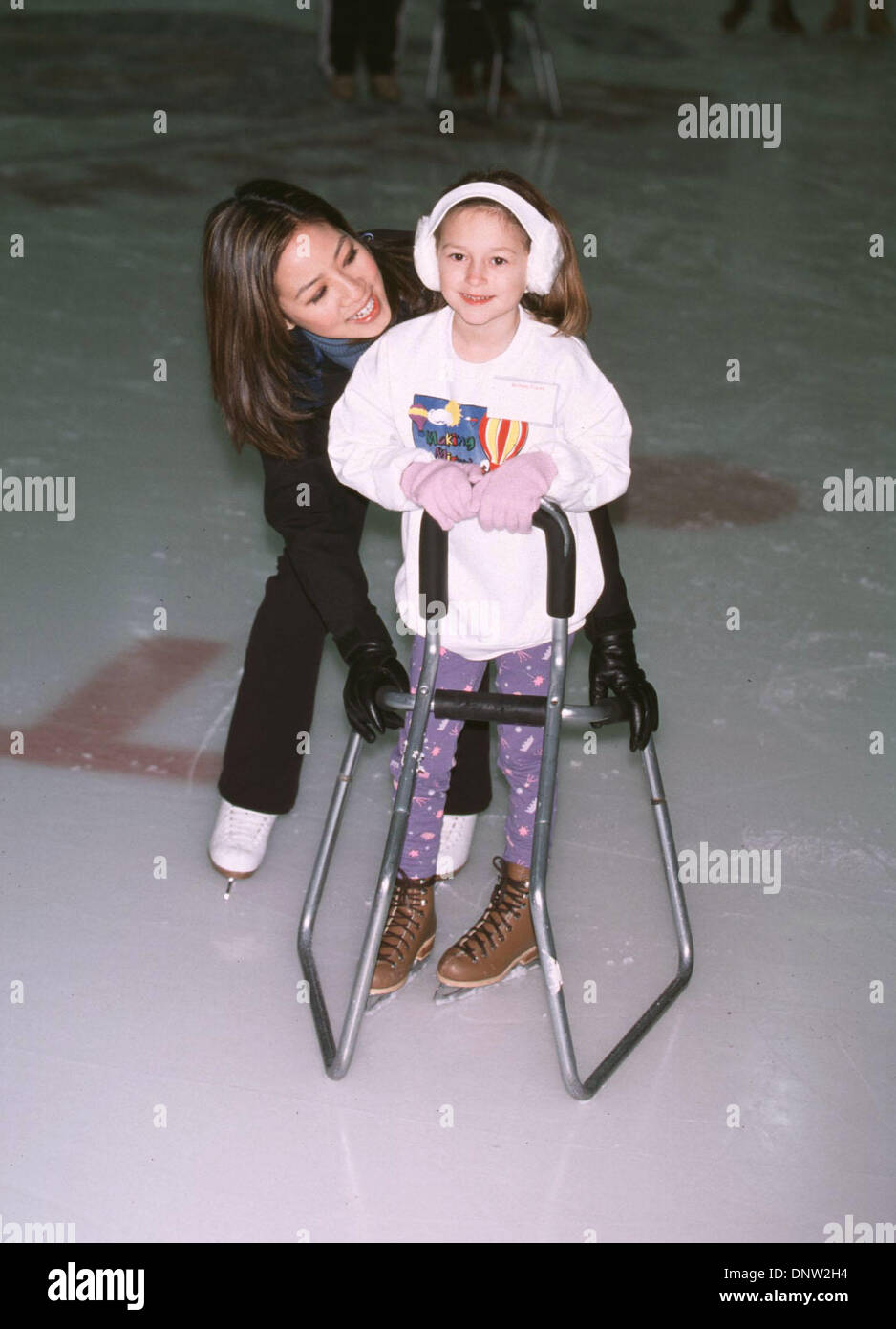 Nov. 20, 2001 - K23448signor: Michelle Kwan PATTINAGGIO SUL GHIACCIO clinica per bambini .HEALTHSOUTH TRAINING CENTER, LA CA 11/19/2001.Michelle Kwan e studenti. Milano RYBA/ 2001..Prima di voce off a SALT LAKE CITY PER LE OLIMPIADI INVERNALI, Michelle Kwan ospita una pista di pattinaggio sul ghiaccio clinica per i bambini dei bambini del miracolo RETE DAL LOS ANGELES ospedale per bambini. ''Classe''si è tenuto presso il Foto Stock