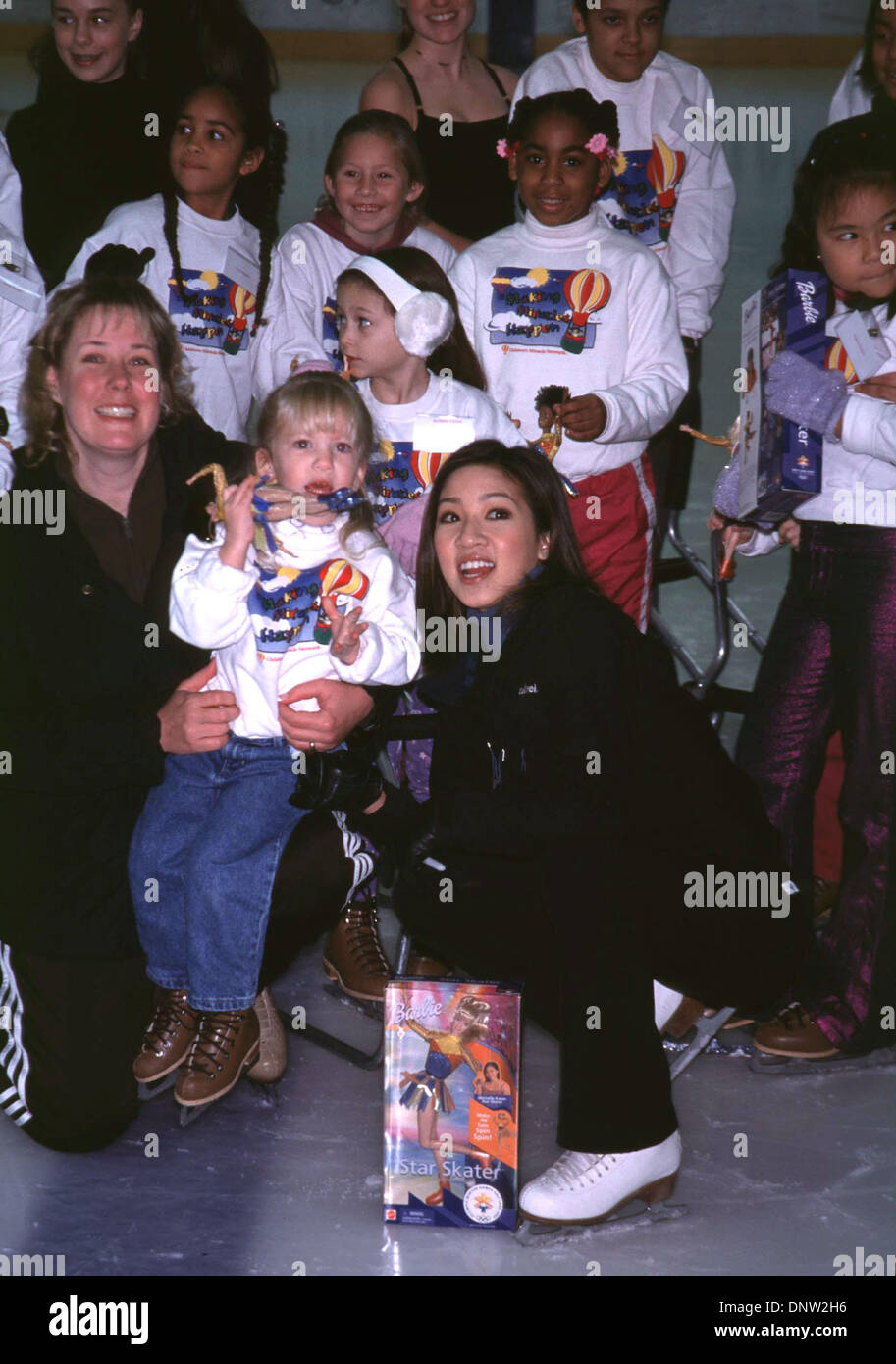 Nov. 20, 2001 - K23448signor: Michelle Kwan PATTINAGGIO SUL GHIACCIO clinica per bambini .HEALTHSOUTH TRAINING CENTER, LA CA 11/19/2001.Michelle Kwan e studenti. Milano RYBA/ 2001..Prima di voce off a SALT LAKE CITY PER LE OLIMPIADI INVERNALI, Michelle Kwan ospita una pista di pattinaggio sul ghiaccio clinica per i bambini dei bambini del miracolo RETE DAL LOS ANGELES ospedale per bambini. ''Classe''si è tenuto presso il Foto Stock