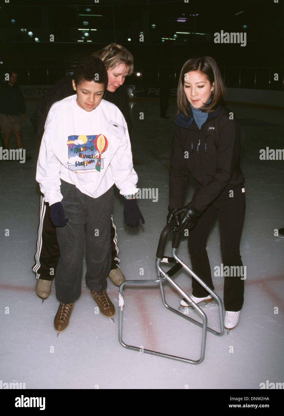 Nov. 20, 2001 - K23448signor: Michelle Kwan PATTINAGGIO SUL GHIACCIO clinica per bambini .HEALTHSOUTH TRAINING CENTER, LA CA 11/19/2001.Michelle Kwan e studenti. Milano RYBA/ 2001..Prima di voce off a SALT LAKE CITY PER LE OLIMPIADI INVERNALI, Michelle Kwan ospita una pista di pattinaggio sul ghiaccio clinica per i bambini dei bambini del miracolo RETE DAL LOS ANGELES ospedale per bambini. ''Classe''si è tenuto presso il Foto Stock