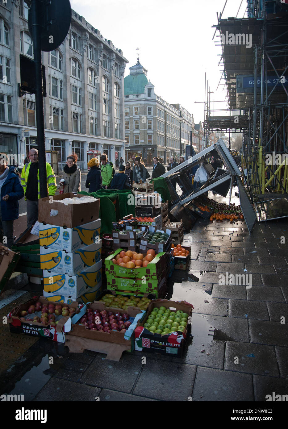 Londra, Regno Unito. Il 6 gennaio, 2014. La frutta e la verdura soffiata di stallo oltre al di fuori di Goodge Street Station su Tottenham Court Road. 06/01/2014 Credit: Pete Maclaine/Alamy Live News Foto Stock