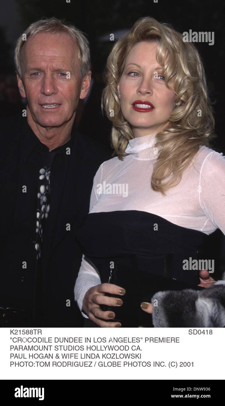 Apr. 18, 2001 - K21588TR SD0418. ''CROCODILE DUNDEE IN LOS ANGELES'' Premiere. PARAMOUNT studios di Hollywood CA... PAUL HOGAN & moglie linda KOZLOWSKI. TOM RODRIGUEZ / C) 2001(Immagine di credito: © Globo foto/ZUMAPRESS.com) Foto Stock