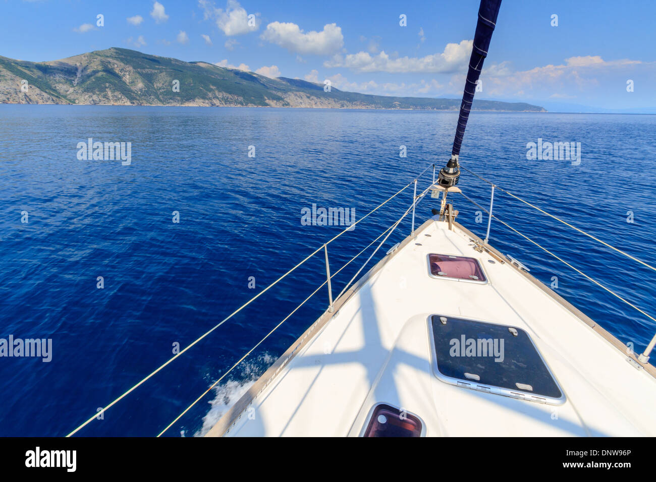 Prua di una barca a vela / yacht con il blu del mare Foto Stock