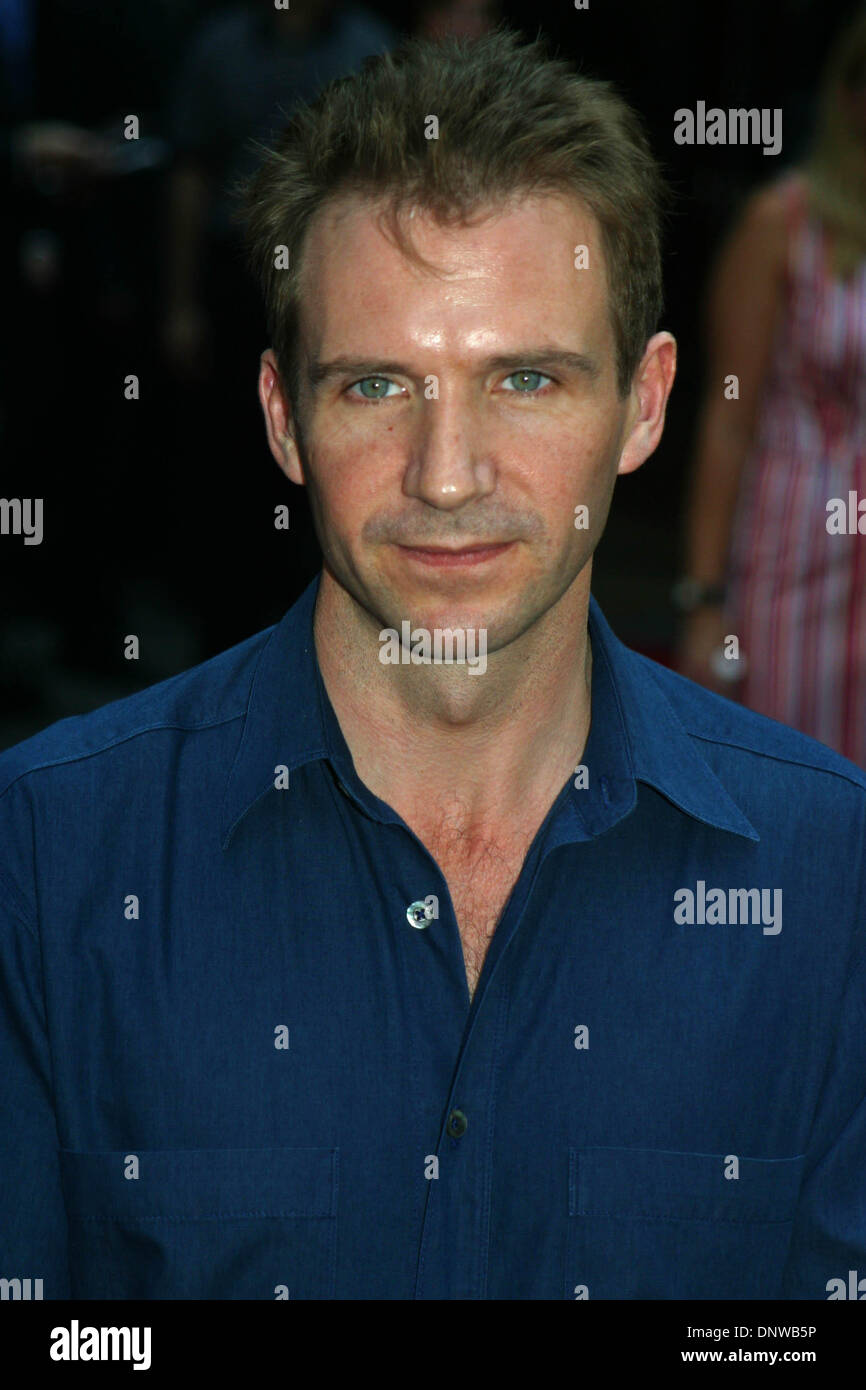 Il 1 gennaio, 1980 - K25603JBB: ''K-19: La WIDOWMAKER'' PREMIERE AL ZIEGFELD THEATRE DI NEW YORK CITY 07/17/02. JOHN BARRETT/ 2002...Ralph Fiennes(Immagine di credito: © Globo foto/ZUMAPRESS.com) Foto Stock