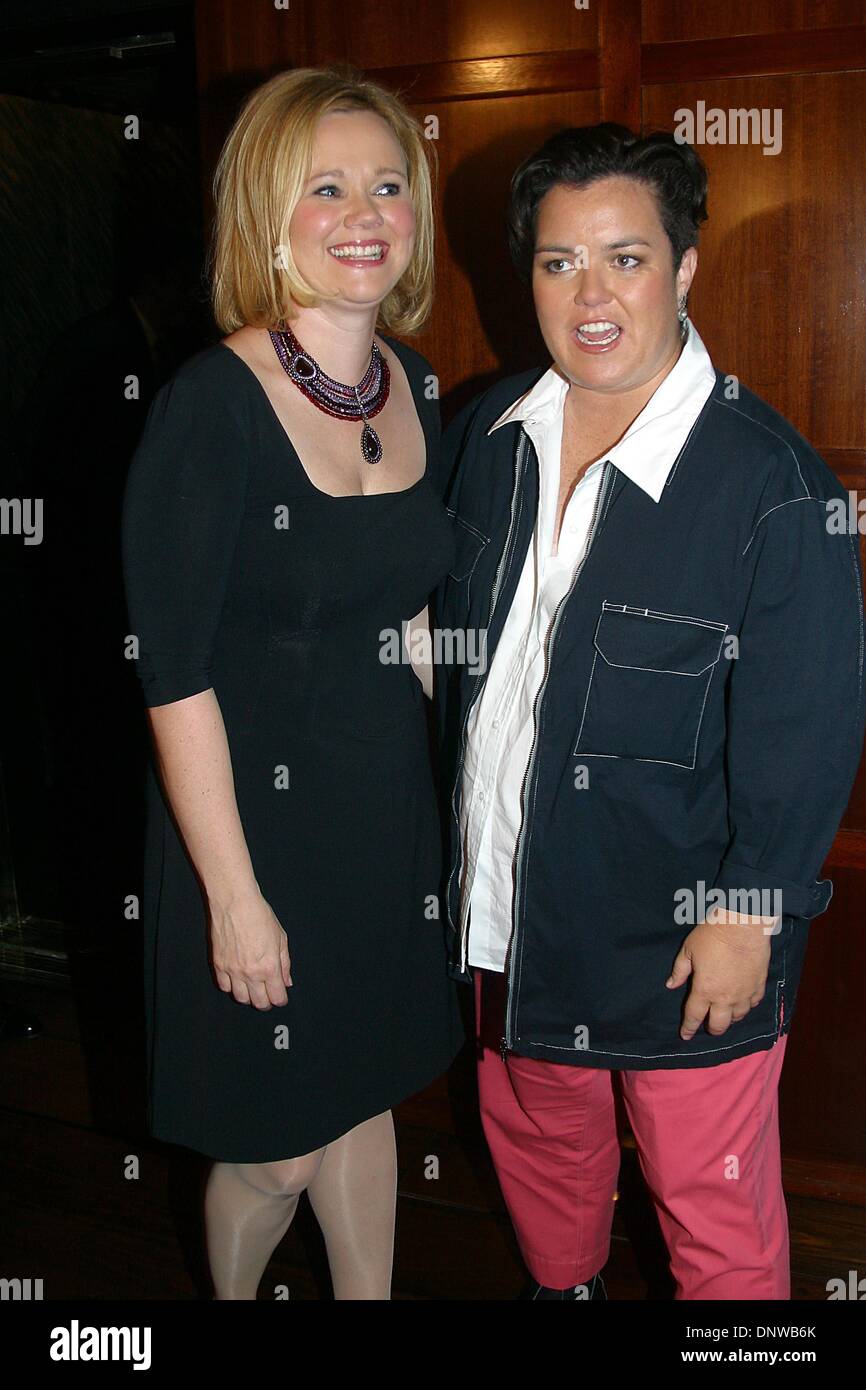 Il 1 gennaio, 1980 - K25868JBB: 8/13/02.il lancio di "CAROLINE RHEA SHOW' al The Hudson Hotel in NYC.. JOHN BARRETT/ 2002.CAROLINE RHEA CON ROSIE O'DONNELL(Immagine di credito: © Globo foto/ZUMAPRESS.com) Foto Stock