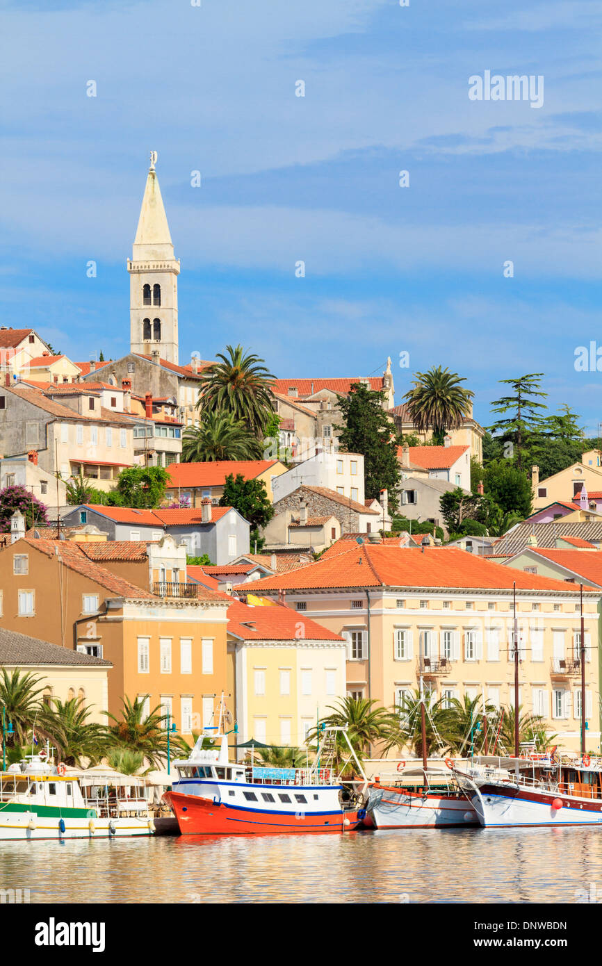 Mali Losinj waterfront e il porto, isola di Losinj, Dalmazia, Croazia Foto Stock