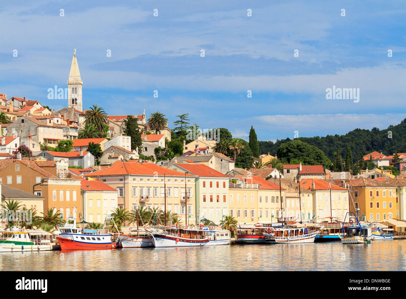 Mali Losinj waterfront e il porto, isola di Losinj, Dalmazia, Croazia Foto Stock