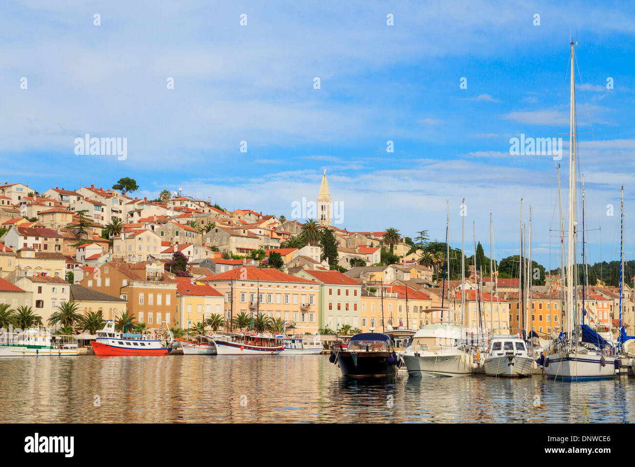 Mali Losinj waterfront e il porto, isola di Losinj, Dalmazia, Croazia Foto Stock