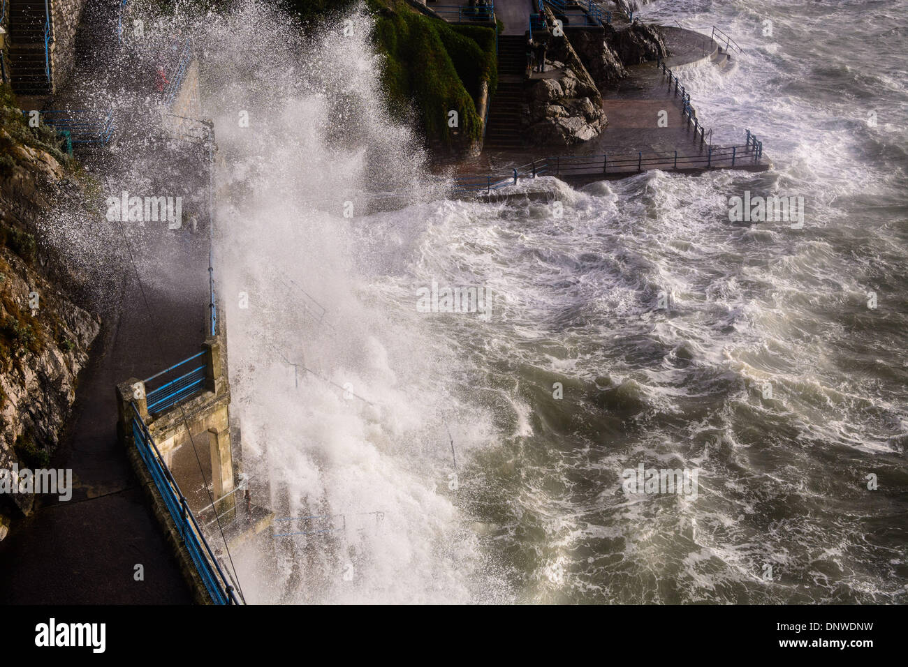 Plymouth Regno Unito. Lunedì 6 Gennaio 2014 onde enormi sono inizio alla pastella il Plymouth Hoe. Gli osservatori di onde a Plymouth Hoe ottenere un immersione da un enorme ondata. Credito: Sean Hernon/Alamy Live News Foto Stock