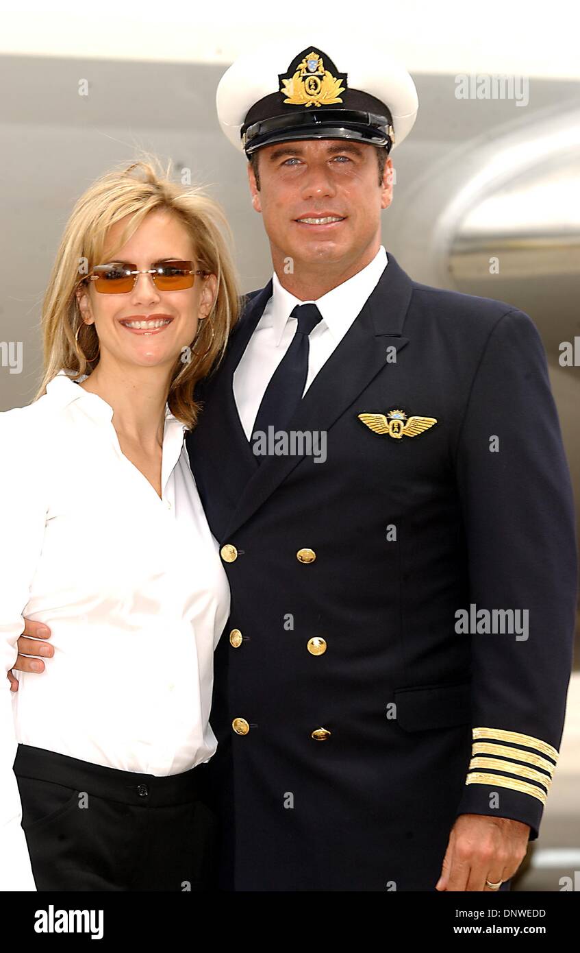 Agosto 28, 2002 - K25984AR SPIRITO DI AMICIZIA GLOBAL TOUR si ferma all'aeroporto JFK di New York, 28/08/02. ANDREA RENAULT/ 2002..Kelly Preston .John Travolta(Immagine di credito: © Globo foto/ZUMAPRESS.com) Foto Stock