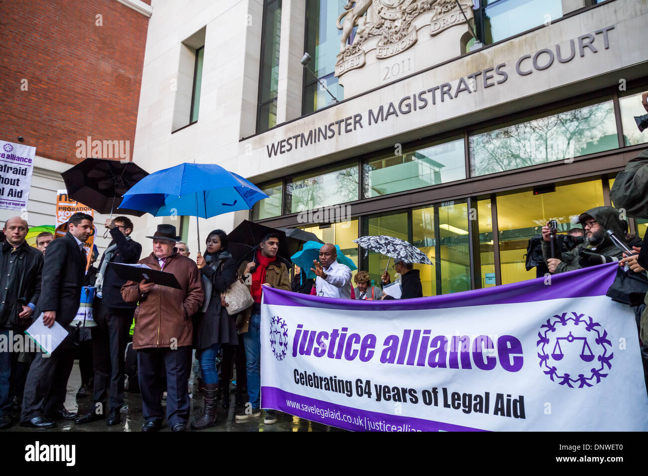 Gli aiuti giuridici protesta. Al di fuori di Westminster Magistrates Court, avvocati e procuratori legali tappa una massa walkout e rally a Londra. Foto Stock